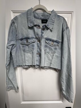 Light Wash Cropped Denim Jacket - Light Blue